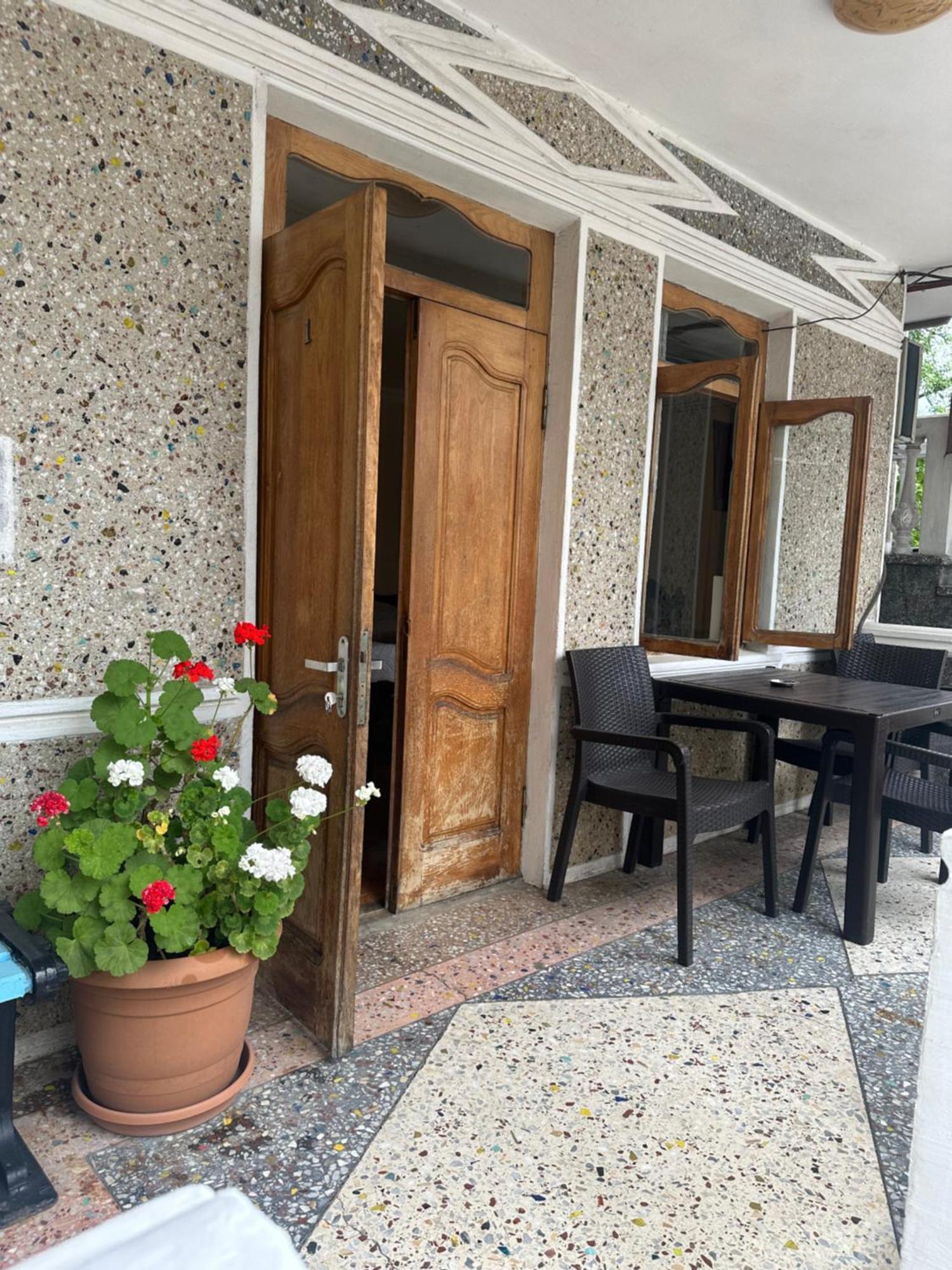 Linda Guest House Batumi Exterior foto